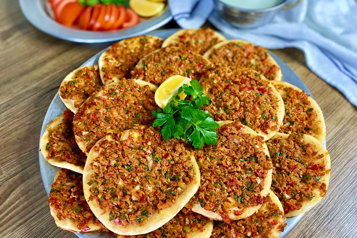 250 Gram Kıymayla 2 Tepsi Fındık Lahmacun Tarifi - 1