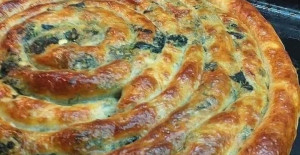 Ispanaklı Pırasalı El Açması Börek Tarifi