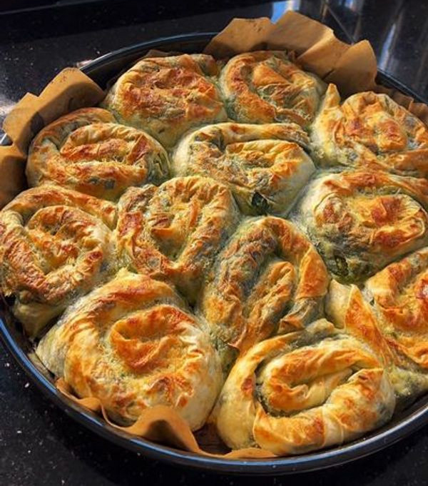 Hazır Yufkadan Ispanaklı Beyaz Peynirli Börek Tarifi - 1